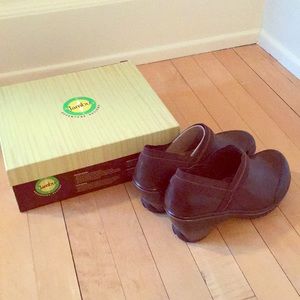 Brown Cali Jambu Clogs. Size 8.5